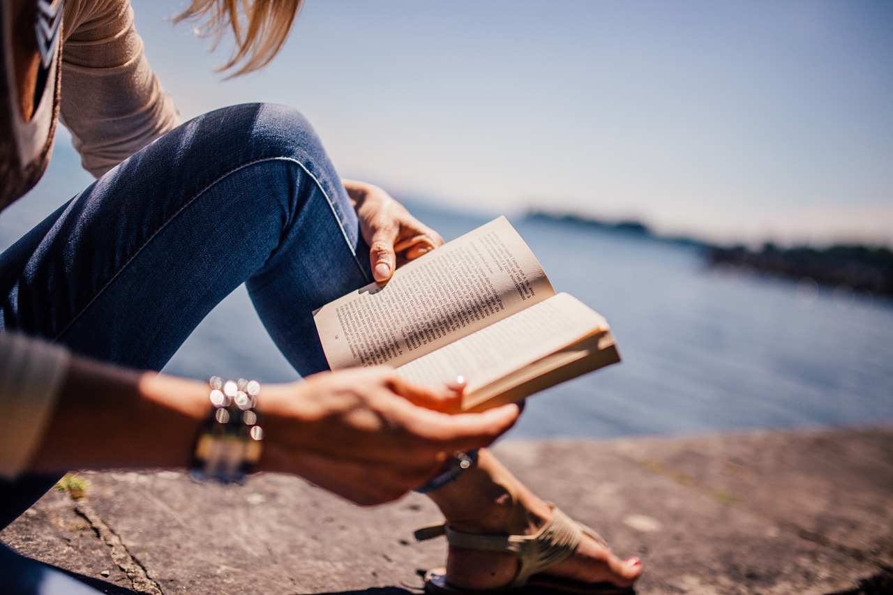 Frau, See, entspannen Frau liest ein Buch entspannt am See