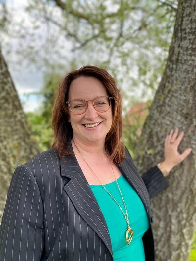 Sonja Kleene Heilpraktikerin für Psychotherapie und Transformations-Coach am Baum vor ihrer Praxis Speedcoaching online