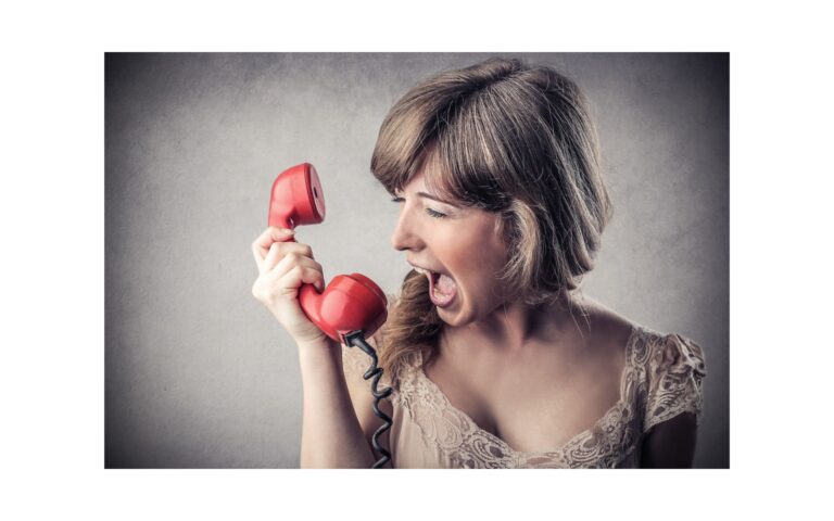 Frau ist voller Wut, schreit in einen Telefonhörer
