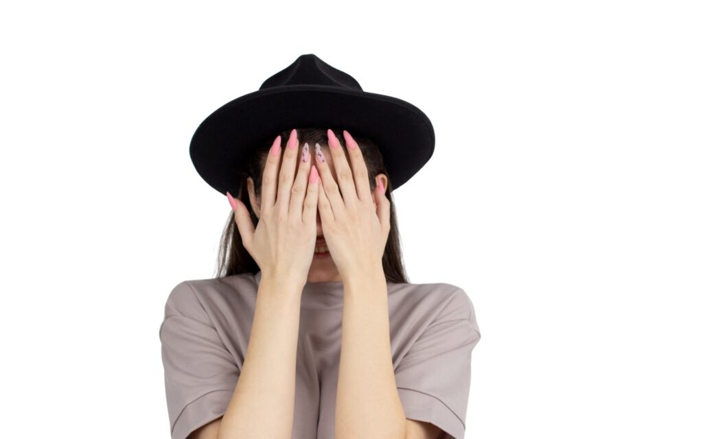 soziale Phobie, Frau versteckt das Gesicht vor Scham