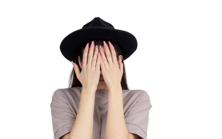 soziale Phobie, Frau versteckt das Gesicht vor Scham
